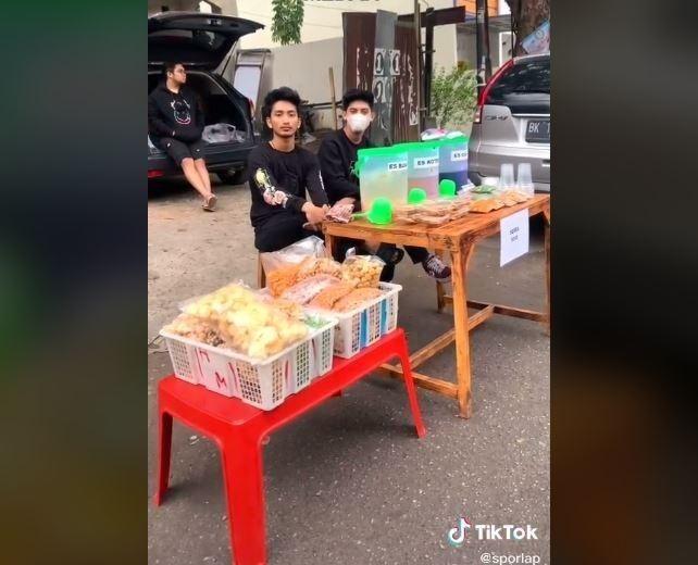 Cowok penjual makanan takkil ini bikin netizen cewek kesengsem. (TikTok/ @sporlap)