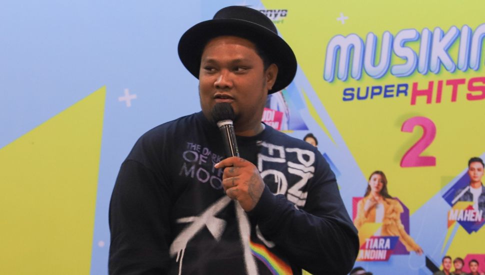 Penyanyi Virgoun Putra Tambunan ketika ditemui saat perilisan CD Kompilasi 'Musikini Superhits 2' di Kemang, Jakarta Selatan, Rabu (21/4/2021). [Suara.com/Alfian Winanto]