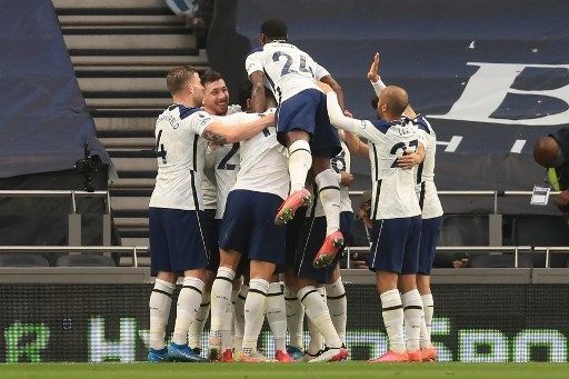 Pemain Tottenham Hotspur rayakan gol Son Heung-min ke gawang Southampton dalam pertandingan Liga Premier di Tottenham Hotspur Stadium, Kamis (22/4/2021). [AFP]