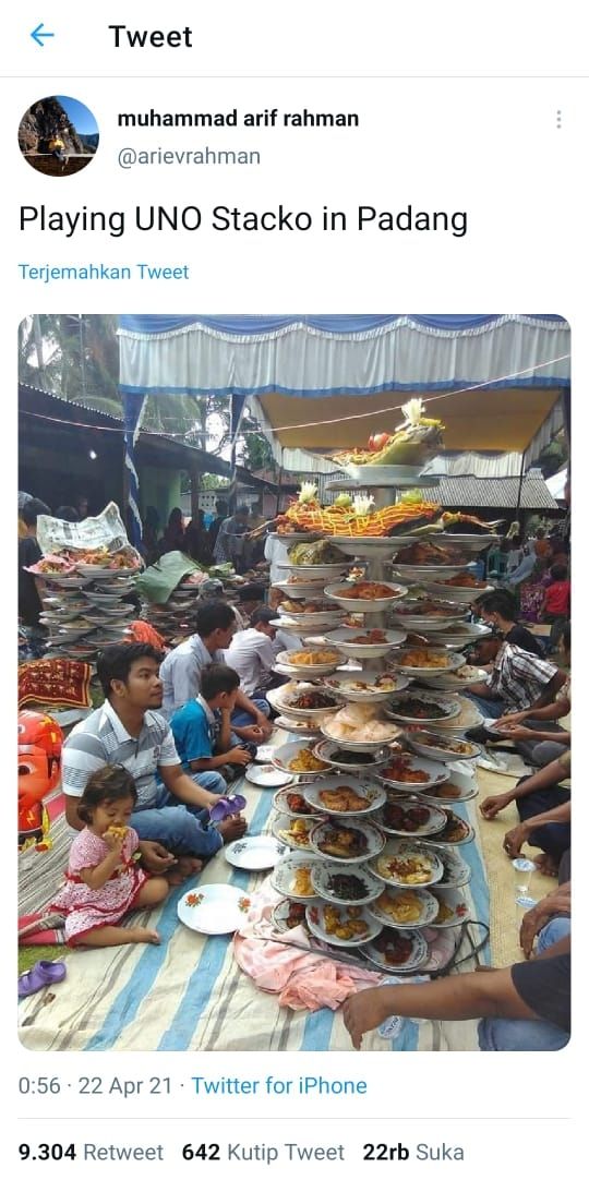 Tumpukkan piring nasi Padang (Twitter @arievrahman)