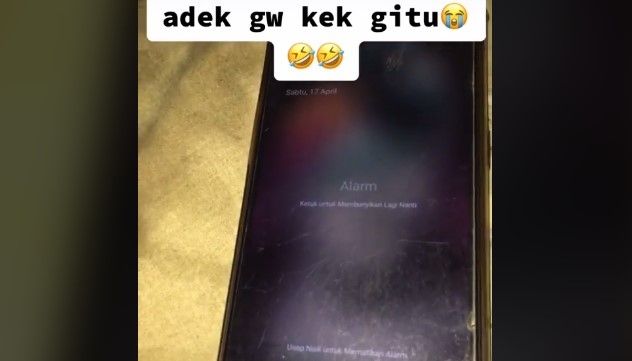 Nada alarm hp adik bikin kakak syok. (TikTok)