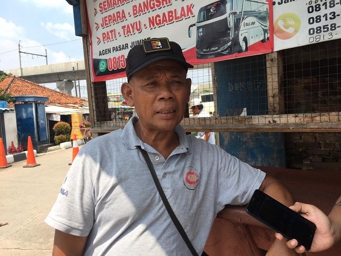 Ketua Paguyuban PO Bus AKAP Jakarta Selatan, Sumardi saat ditemui di Terminal Lebak Bulus, Jaksel. (Suara.com/Arga)