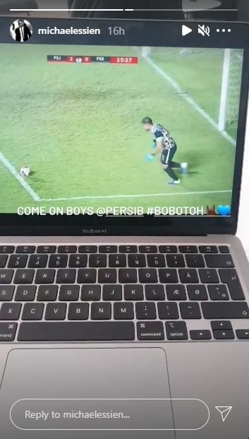 Michael Essien tonton laga Persija melawan Persib via live streaming. (Instagram/michaelessien)