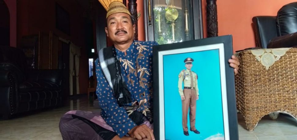 Edy Sujianto ayah dari Lettu Imam Adi, salah satu awak kapal selam KRI Nanggala-402. [Suara.com/Dimas Angga P]