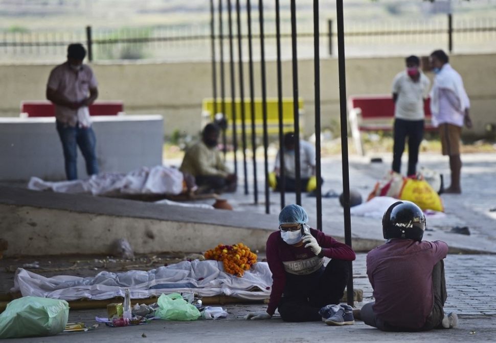 Tingginya angka kematian per hari akibat Covid-19 di India. [Sanjay Kanojia/AFP]