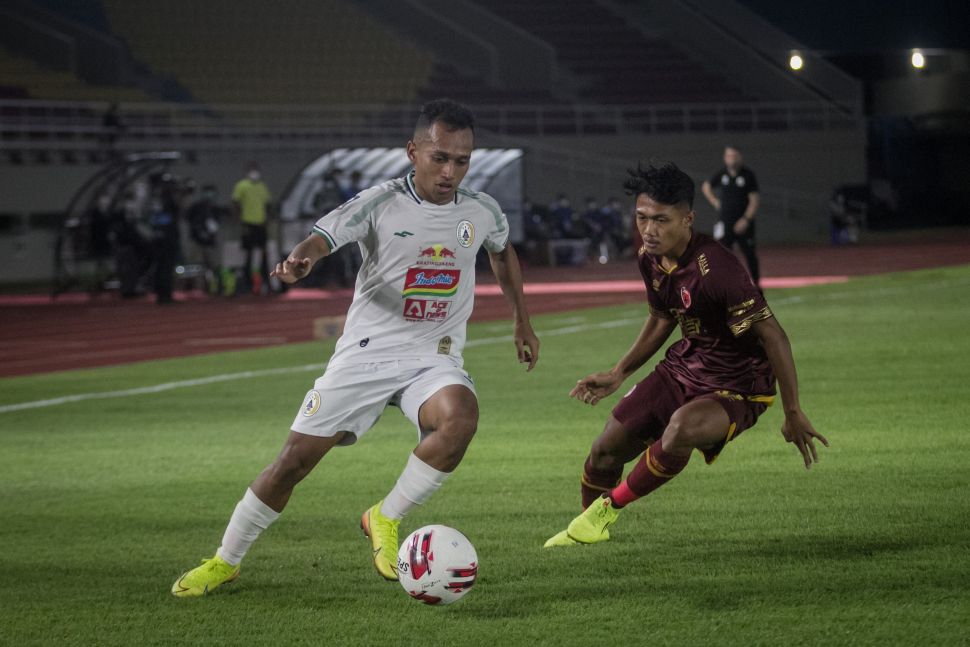 Pemain PSS Sleman Irfan Jaya (kiri) berusaha melewati hadangan pemain PSM Makassar M. Rifky (kanan) pada Pertandingan perebutan tempat ke tiga Piala Menpora di Stadion Manahan, Solo, Jawa Tengah, Sabtu (24/4/2021). ANTARA FOTO/Mohammad Ayudha/foc.