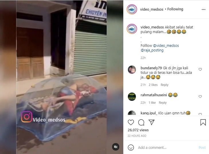 Viral Pria Tidur Pakai Kelambu Raksasa di Pinggir Jalan. (Instagram/@video_medsos)