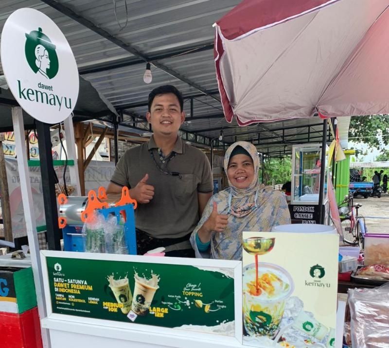 pemilik usaha minuman hits dawet kemayu, Retno Intansari Rahmawati bersama partnernya. [Hiskia Andika Weadcaksana / SuaraJogja.id]