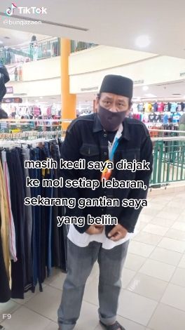 Beli baju lebaran untuk orangtua. (Tiktok/@bungazaen)