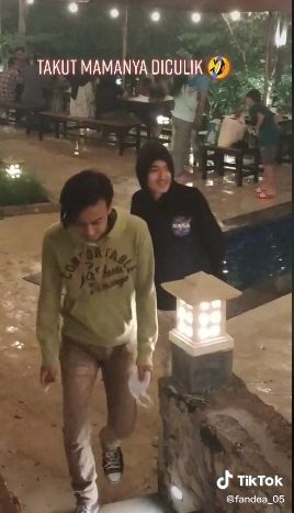 Anak nyusul emak di tongkrongan. (Tiktok/@fandea_05)