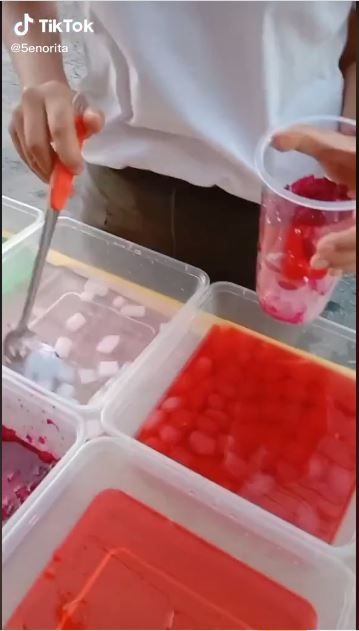 Es buah prasmanan di Bali (TikTok @5enorita)