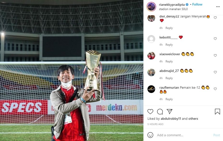 Rian D'Masiv angkat trofi juara Persija di Piala Menpora. (Instagram/rianekkypradipta)