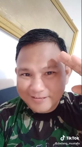 Pria disebut mirip Prabowo. (Tiktok/@dadang_mustafa)