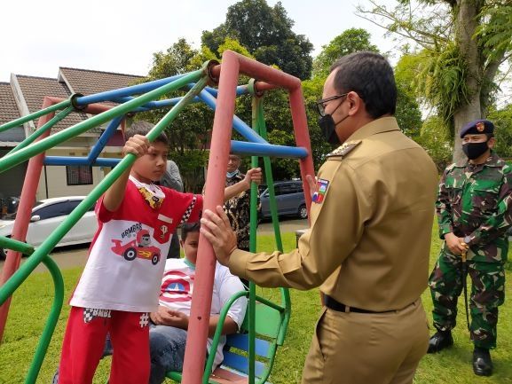 Wali Kota Bogor Bima Arya saat menyambangi kediaman Letkol Laut (E) Irfan Suri di Tamansari Bogor. [Ayobogor.com/Yogi]