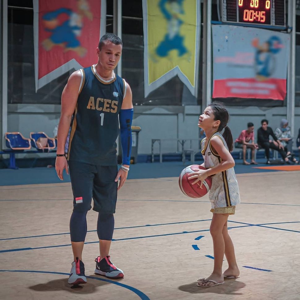 Samuel Rizal bermain basket bersama putrinya, Drucilia Kalea Arifin. [Instagram]