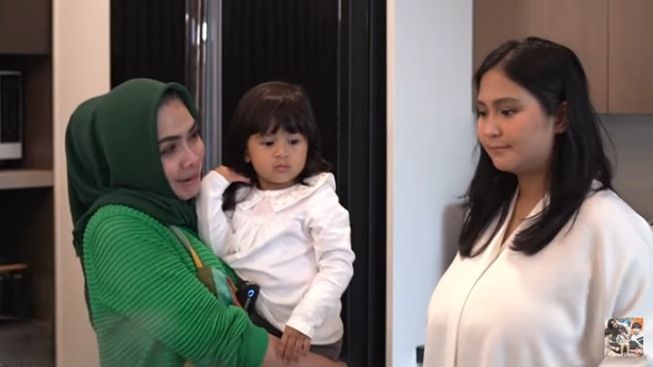 Sikap sopan putri Caca Tengker. (YouTube/Mama Rieta)