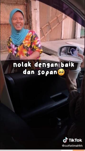 Ibu ini tidak serakah dan menolak pemberian makanan dengan sopan (TikTok @cutfatimahhh)