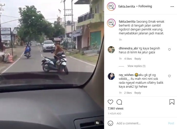 Viral Emak-Emak Ngobrol Dan Parkir Motor di Tengah Jalan Raya. (Instagram/@fakta.beriita)