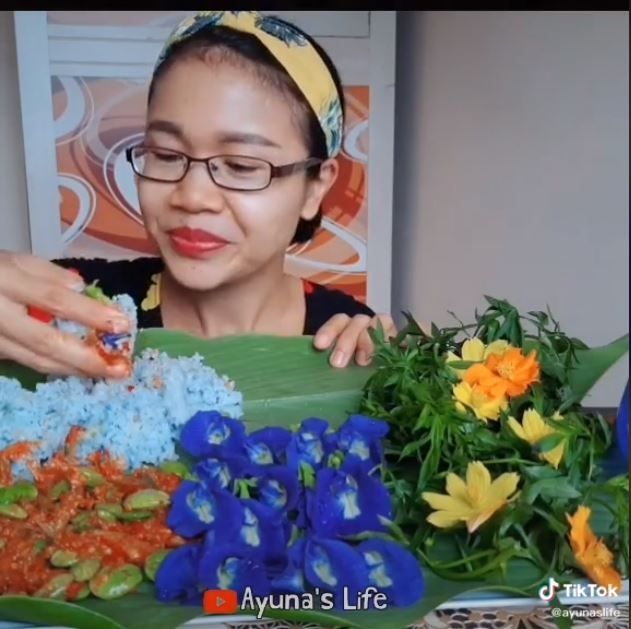 Mukbang makan kembang (TikTok @ayunaslife)