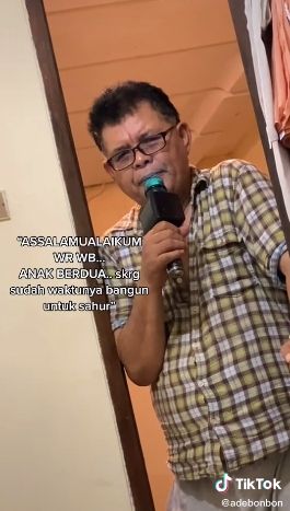 Ayah bangunkan sahur anaknya bikin publik iri. (Tiktok/@adebonbon)