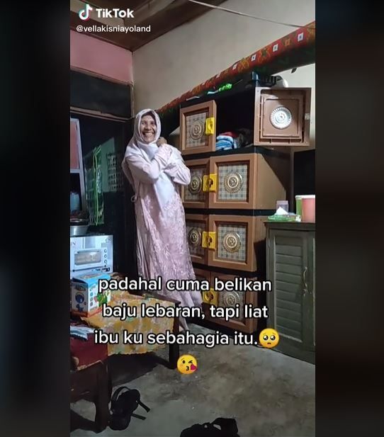 Viral Reaksi Bahagia Ibu Dapat Baju Lebaran Baru dari Anak (tiktok.com/@vellakisniayoland)