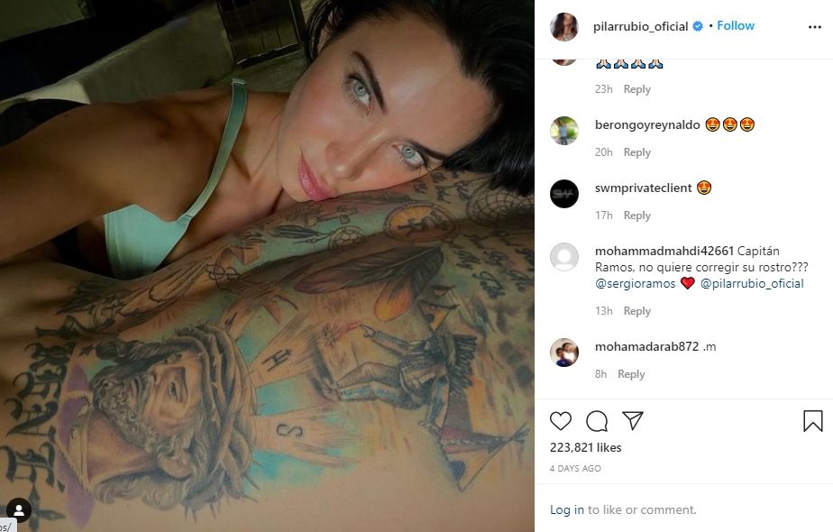 Pilar Rubio berbaring dan kepalanya tindih Sergio Ramos. (Instagram/pilarrubio_oficial)