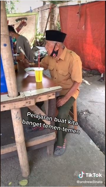 Kakek ini pilih makan di soto pinggir jalan ketimbang restoran (TikTok @andrewdinata)