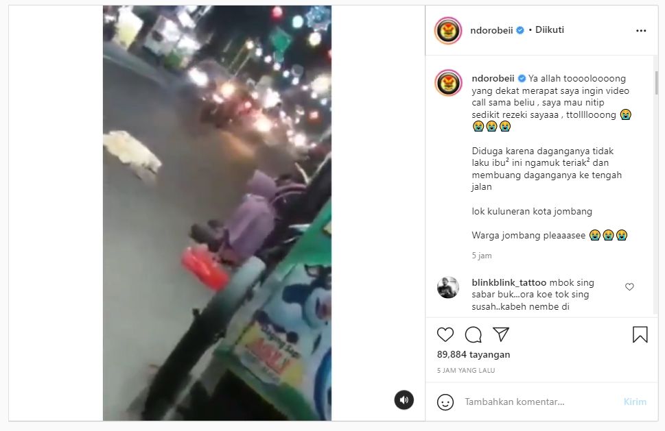 wanita teriak histeris dan buang dagangan ke tengah jalan, diduga karena tak laku (Instagram).