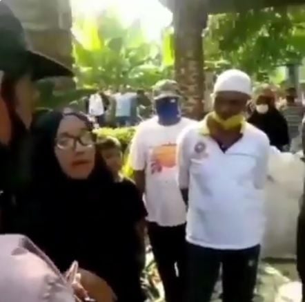 Seorang ibu di Depok yang diduga mengatakan tetangganya punya uang banyak tapi nganggur karena memelihara babi ngepet. [Twitter]