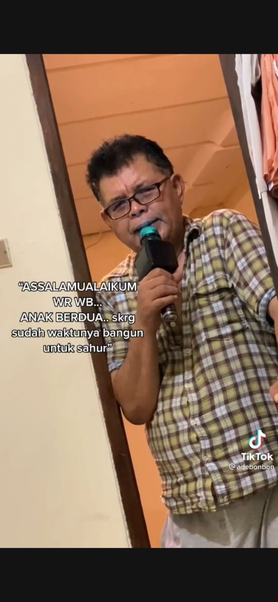 Bangunkan Anak Sahur Pakai Mic, Bapak Ini Bikin Banyak Warganet Iri (TikTok/)