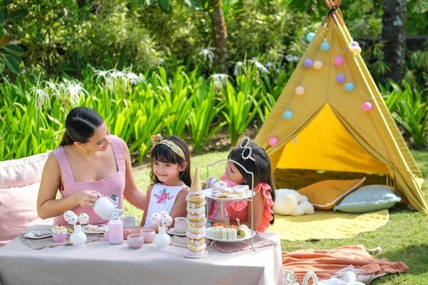 Tiny Afternoon Tea yang unik dan menarik, dengan set-up tenda untuk anak-anak di area villa. (The St. Regis Bali Resort)