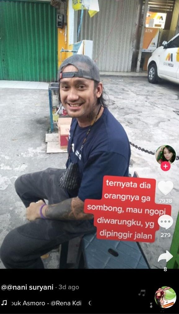 Tora Sudiro minum kopi di warung pinggir jalan. 