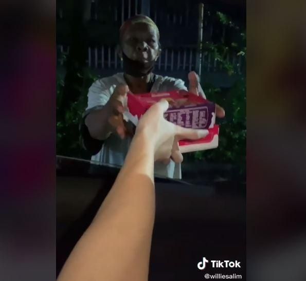 Viral Cowok Borong Martabak 1 Toko, Endingnya Bikin Hati Warganet Adem. (TikTok/@williesalim)