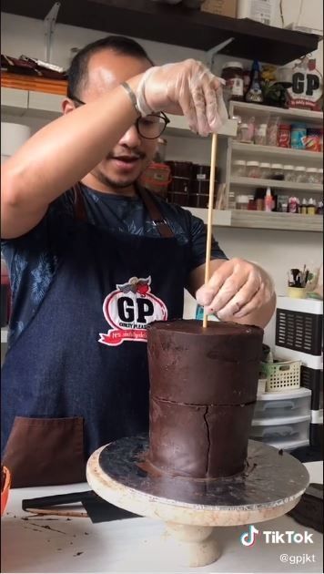 Kue ditusuk dengan penyanggah kayu (TikTok @gpjkt)