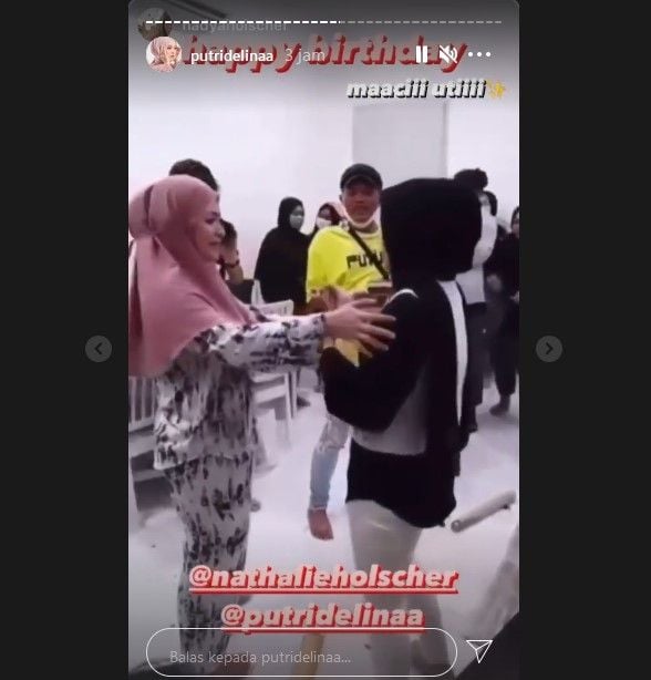 Putri Delina memeluk dan mencium ibu sambungnya, Nathalie Holscher, saat mendapat kejutan ultah ke-20, Kamis (29/4/2021) dini hari tadi. [Instagram]