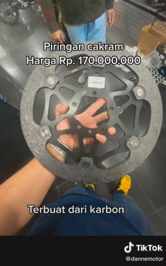 Viral cakram rem motor harga selangit. (TikTok/@dannemotor)