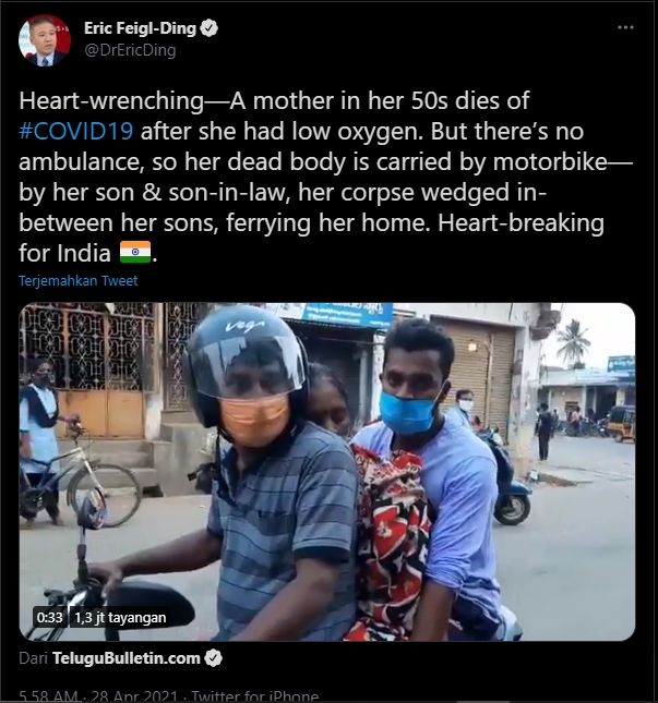 Video 2 pria di Indonesia angkut jenazah ibu pakai motor (Twitter).