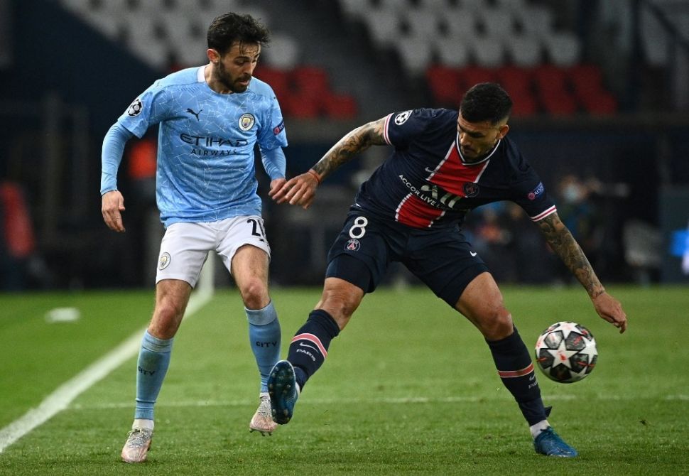 Gelandang Manchester City, Bernardo Silva (kiri) berebut bola dengan gelandang PSG, Leandro Paredes dalam laga leg pertama semifinal Liga Champions 2020/2021 di Parc des Princes, Paris, Kamis (29/4/2021) dini hari WIB. [Anne-Christine POUJOULAT / AFP].