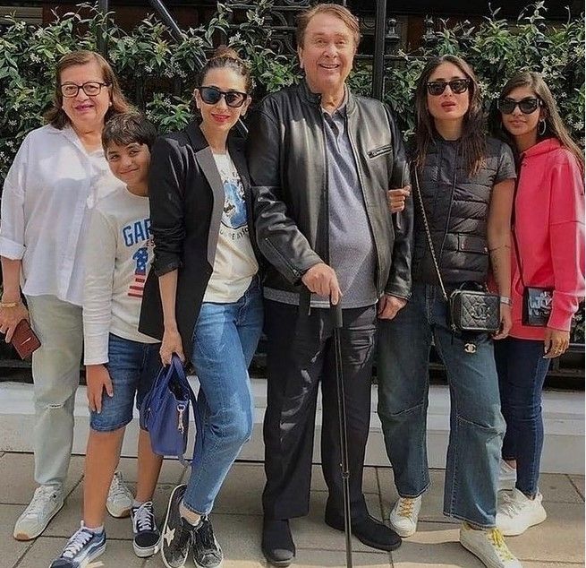 Randhir Kapoor bersama istri, anak dan cucunya. [Instagram]