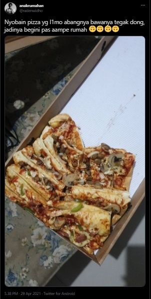 Jajan Pizza Viral, Pria Ini Malah Kaget Pas Buka Kemasan Kardusnya. (Twitter/@radenwidho)