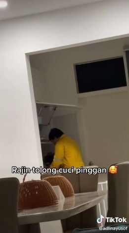 Suami dapat PS5 gegara rajin bantu urus rumah. (Tiktok/@adlinayusof)