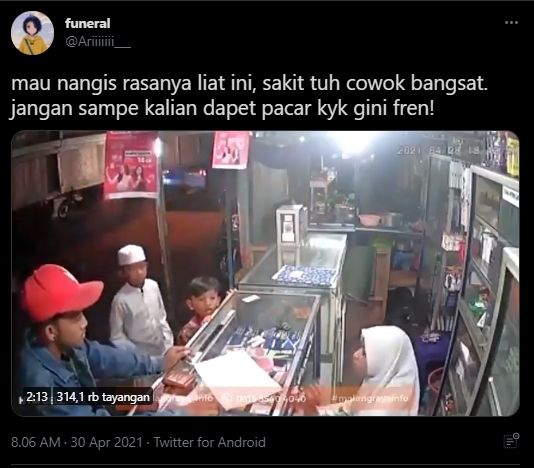 Video pria aniaya wanita penjaga toko HP. (Twitter/@Ariiiiiii___)