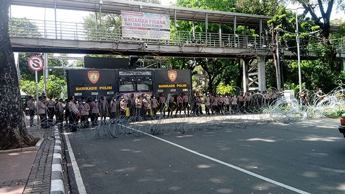 Front Perjuangan Rakyat (FPR) dan Gabungan Serikat Buruh Independen (GSBI) menggelar aksi Hari Buruh Internasional atau May Day di kawasan Patung Kuda, Jakarta Pusat, Sabtu (1/5/2021). [Suara.com/Yosea Arga Pramudita]