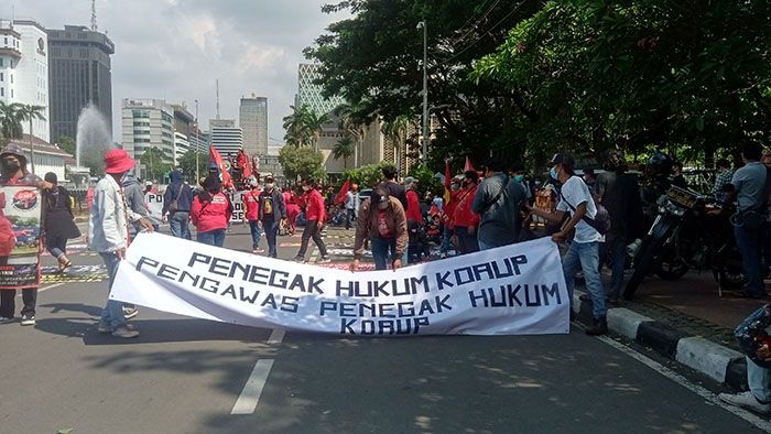 Front Perjuangan Rakyat (FPR) dan Gabungan Serikat Buruh Independen (GSBI) menggelar aksi Hari Buruh Internasional atau May Day di kawasan Patung Kuda, Jakarta Pusat, Sabtu (1/5/2021). [Suara.com/Yosea Arga Pramudita]