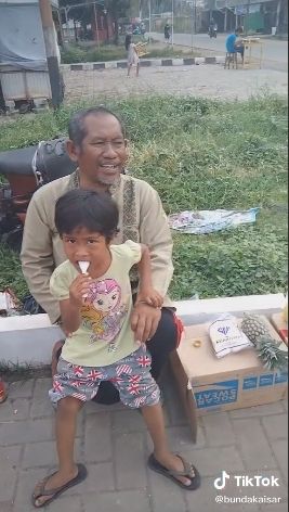 Pedagang nanas bawa anak dan istri berjualan. (Tiktok/@bundakaisar)