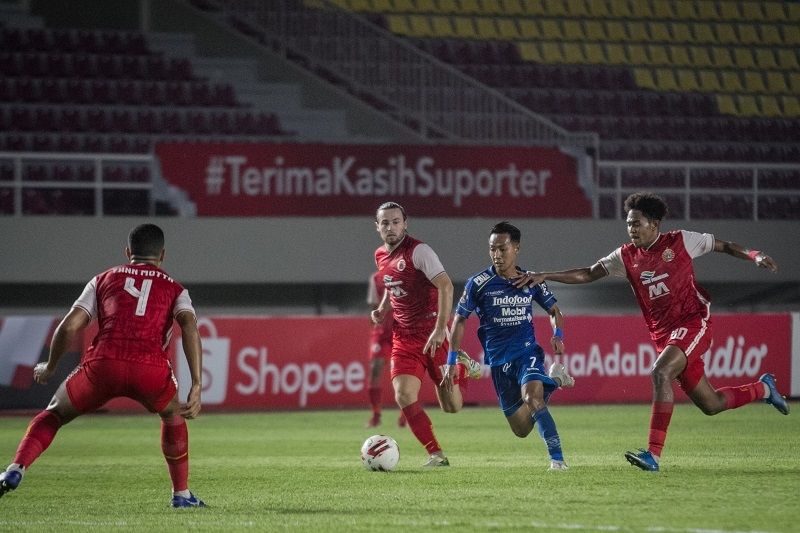 Pemain Persib Bandung, Beckham Putra (kedua kanan) tampil di Piala Menpora 2021. [ANTARA FOTO/Mohammad Ayudha]