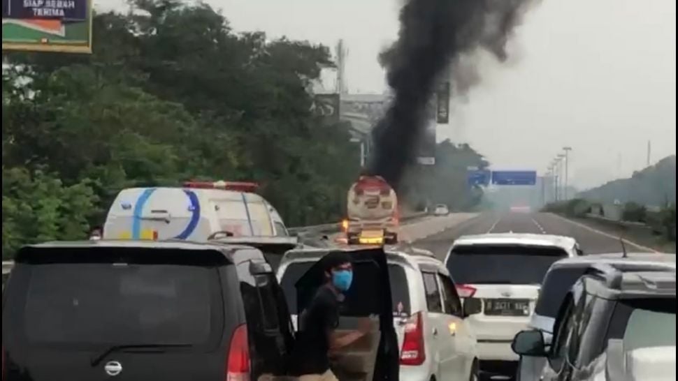 Tangkapan layar dalam video yang merekam peristiwa terbakarnya satu unit Truk Tangki Pertaminta di ruas Tol Jagorawi tujuan Jakarta - Bogor, Minggu (2/5/2021). (Video/IST).