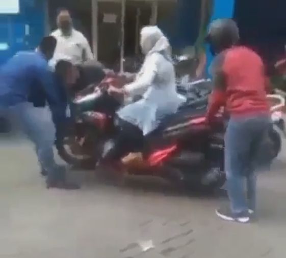 Penyitaan Honda Vario 125 oleh debt collector yang viral. (Instagram/@cetul.22)