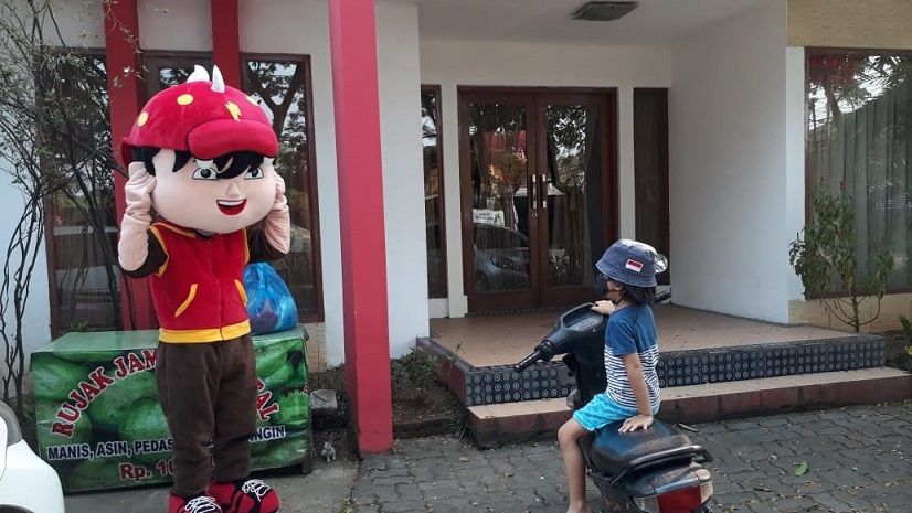 Kisah di Balik Sukaria Badut Jalanan