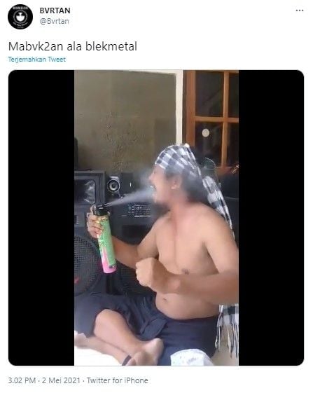 Pria semprot obat anti nyamuk ke mulut (Twitter)